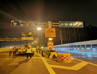 通化郑州市北三环彩虹桥交通标志牌安装现场